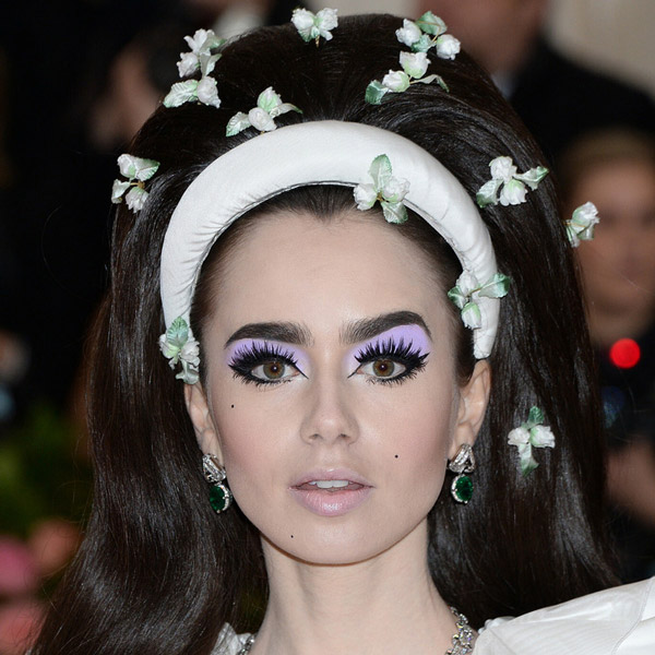 لی لی کالینز - Lily Collins با یک شینیون بزرگ و گل های روی سرش