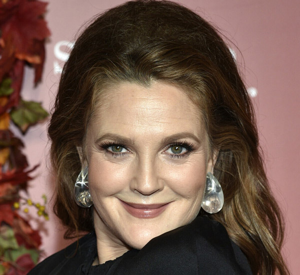 درو بریمور - Drew Barrymore ، زنان مشهور و سرشناسی که زیبایی طبیعی دارند